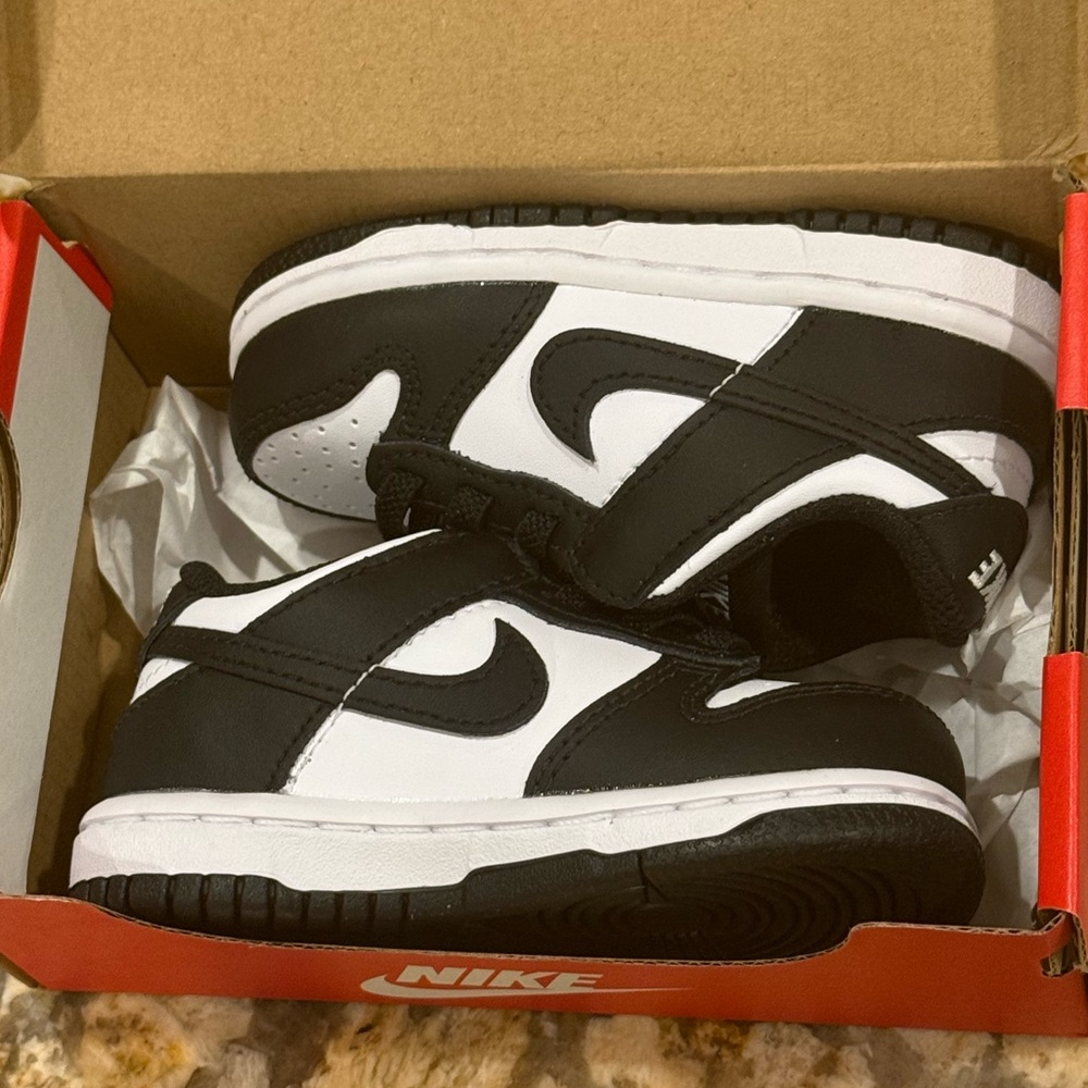 Brand New with Tags! Toddler Nike Low Dunk Sneakers, size 6, Black & White